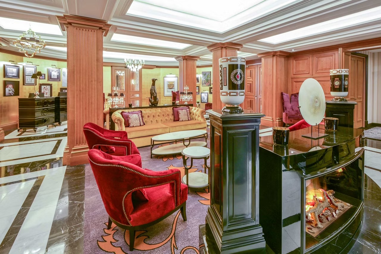 Eleganckie wnętrze restauracji wieczorem